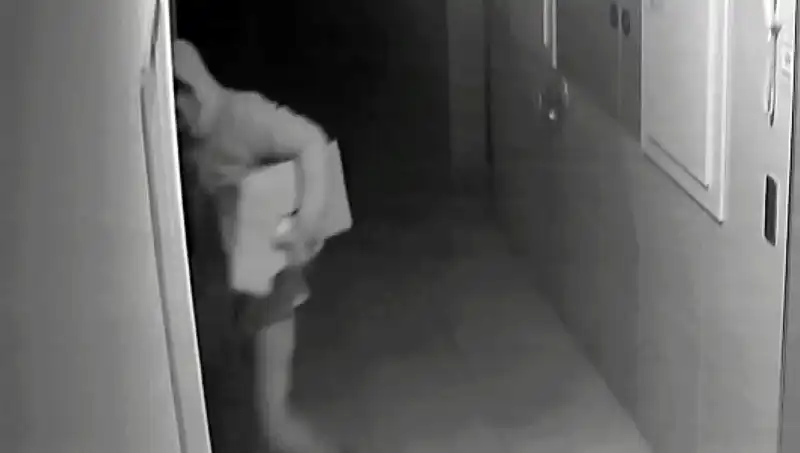 Gece Yarısı Soygunu: Asansör Güç Kaynağını Çalan Hırsızlar Kameralara Yansıdı