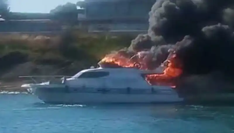 Çeşme'de Marinada Bağlı Motoryat Alev Alev Yandı: Sebepleri ve Sonuçları