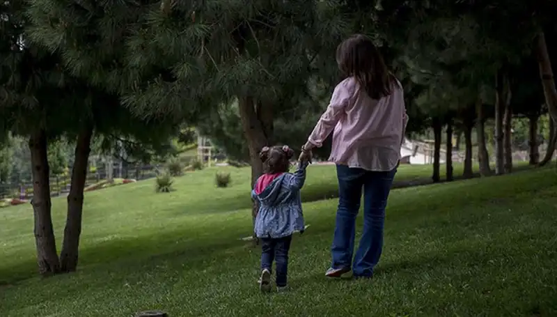 Yargıtay'dan Çarpıcı Koruyucu Aile Kararı: Annesiyle Görüşme Hakkı Belirlendi!