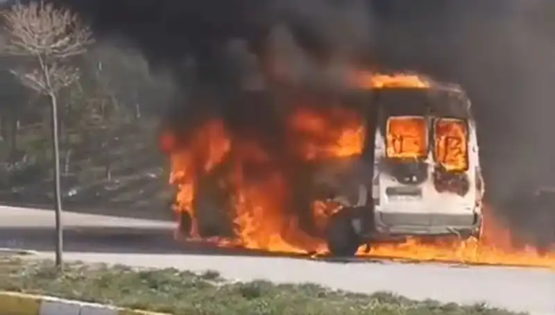 Havalimanı Servis Aracı Alev Alev Yandı: Panik ve Kaos Anları