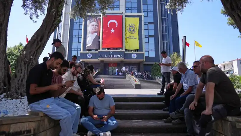 Ücretlerini Alamayan İşçiler Gözler Önünde Oturma Eylemi Gerçekleştirdi