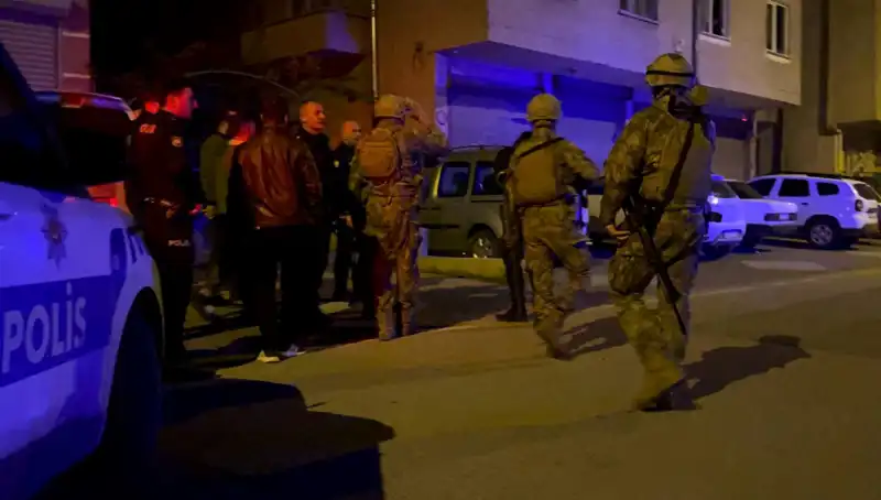Balkondan Tüfekle Ateş Açan Şahıs, Polisi Duvarda Karşılandı