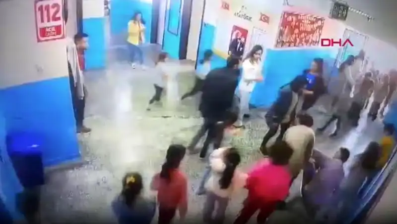 Okulda Bayılan Öğrenciye Müdür Yardımcısından Anında Müdahale