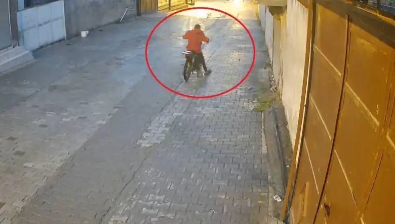 Çaldığı Motosikletten Düşmesine Rağmen Hırsızlık Yapmaya Devam Etti