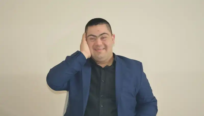 Down Sendromlu Genç Erdinç'in Hayali: Müziğiyle Dinleyenleri Büyülüyor