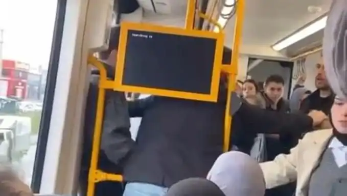 Metroda Tekme Tokat Kavga: Yolcular Şok Oldu!