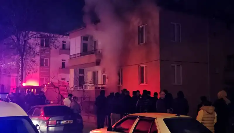 Çorum'da Yangın Paniği! Apartman Bodrum Katında 10 Kişi Dumandan Etkilendi
