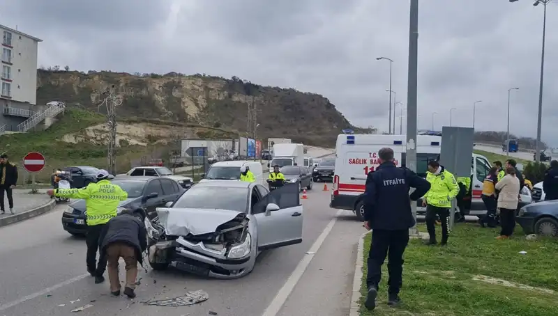 Sinop'ta Korkunç Çarpışma: Otomobiller Neden Çarpıştı? Yaralılar Hastaneye Kaldırıldı!