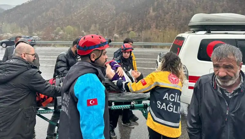 Otomobil İstinat Duvarına Çarptı: 5 Yaralı, Kazanın Ayrıntıları Ortaya Çıktı!