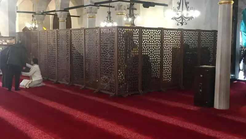 Geleneksel Teravih Namazında Kadın-Erkek Yan Yana İddiası: Gerçekler Ne?