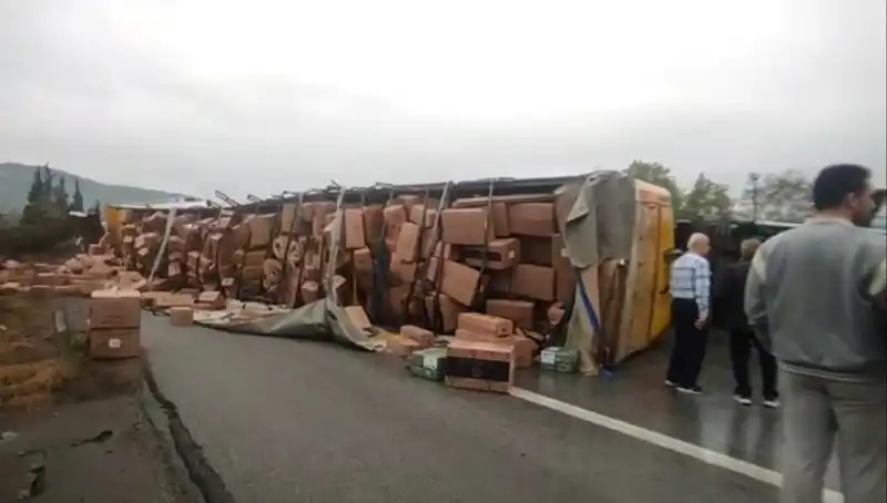 TEM Otoyolu’nda Devrilen TIR Trafiği Kilitledi: Ankara Yolu Kapatıldı