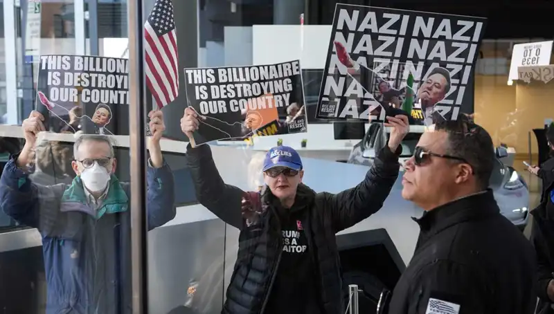 Elon Musk’a Yönelik Protestolar: Tesla ve SpaceX Önünde Trump İlişkisi Tartışılıyor