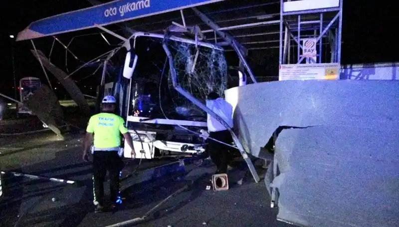 Otobüs Kazası Otomotiv Dünyasını Şaşırttı: Olayda 8 Yaralı