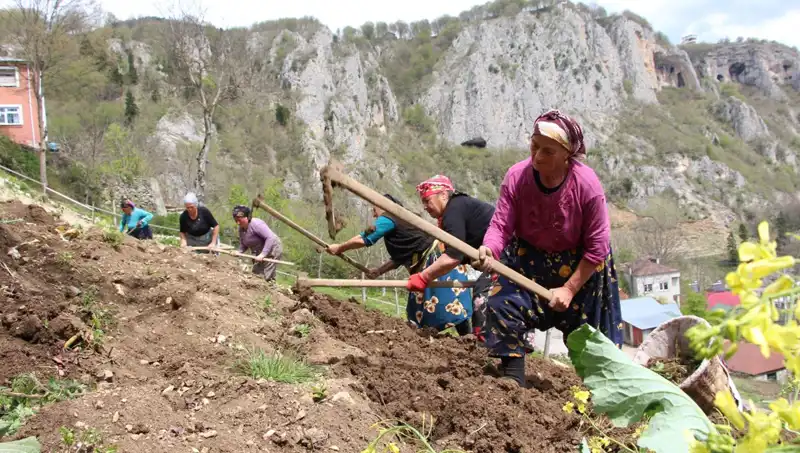 Zorlu Mesaiye Hazır Maden İşçileri Sepetleri ve Kazmalarıyla Çalışmaya Başladı