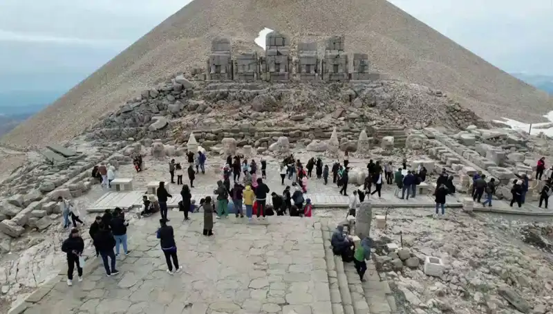 Bayramda Nemrut Dağı'nda Rekor Kalabalık! Ziyaretçiler Büyüledi