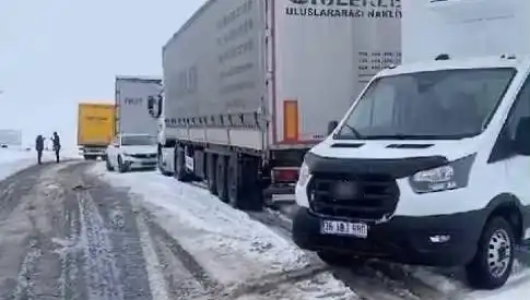 Kars-Ardahan Karayolunda Kar Yağışı: TIR'lar Kara Saplandı!