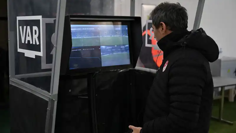 Beşiktaş-Gaziantep FK Maçında Alman VAR Hakemi Tartışma Yarattı