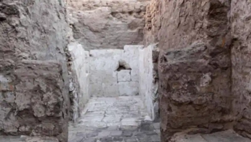 Mısır'da Tarihin Derinliklerinde Yeni Bir Keşif: 3.500 Yıllık Kraliyet Mezarı Bulundu