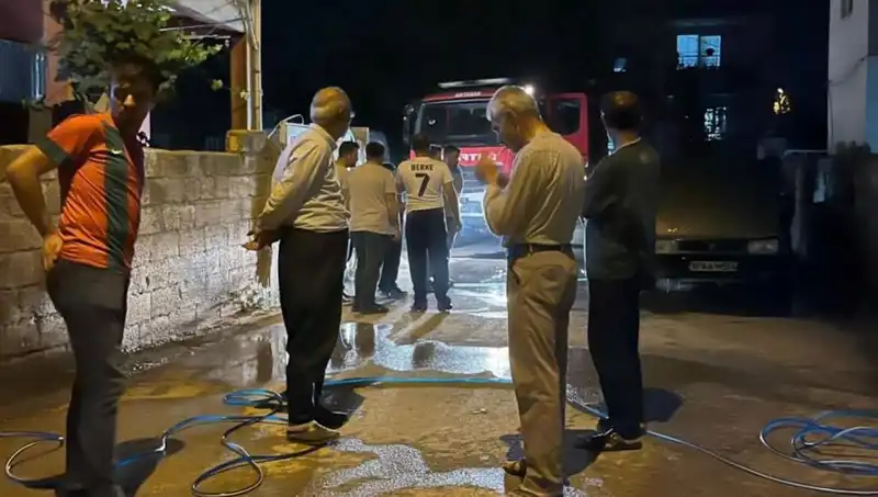 Park Halindeki Araçta Yanan Alevler İkisi de Tehlikeli Anlar Yaşattı