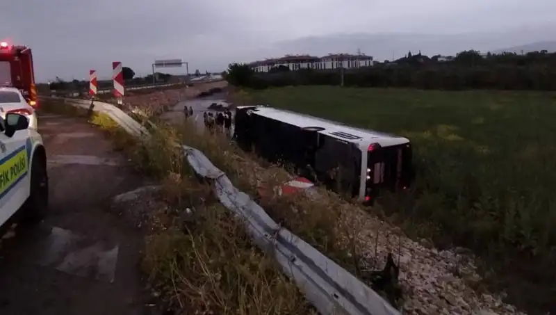 Manisa’da Yolcu Otobüsü Kaza Yaptı: Çok Sayıda Yaralı Var!