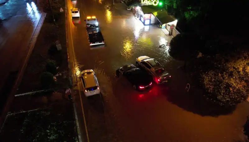 Adana'da Şiddetli Sağanak: Cadde ve Yollar Sular Altında Kaldı