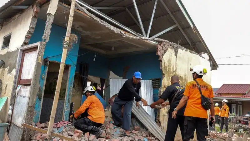 Endonezya'da Şiddetli Deprem: 5,7 Büyüklüğünde Sarsıntı Evleri Yıktı