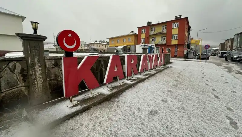 Temmuzda Yaşanan Kar Fırtınası Sürücüleri Şaşırttı: Beyaz Yol Manzarası