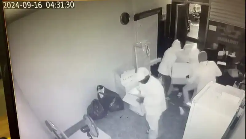 Başarısız Kasa Açma Girişimi: Çalmak Yerine Sırtlayıp Götürdüler!