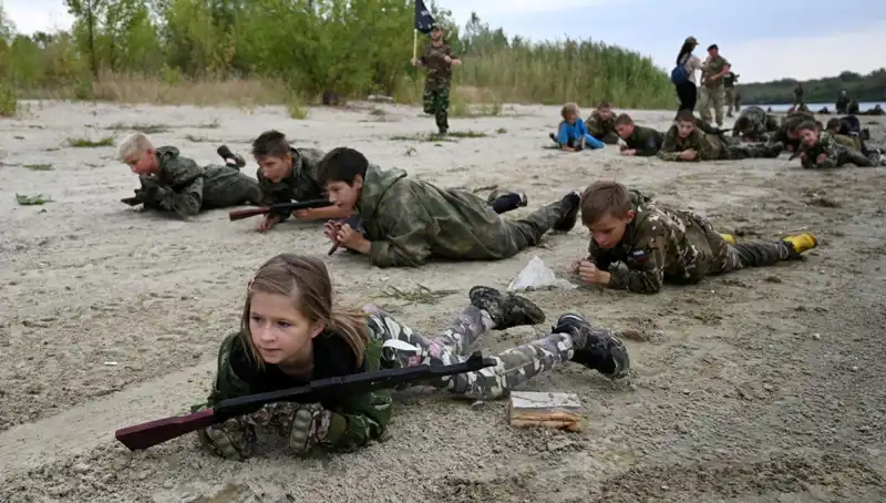 Rusya'nın Çocuk Askerleri: 8 Yaşında Savaş Eğitimi Alıyorlar