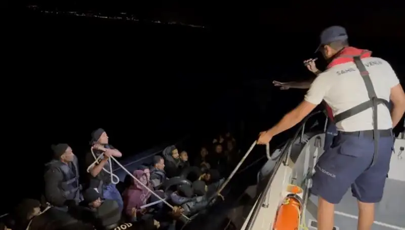 Çeşme'de Okçular Yüzdü: 42 Kaçak Göçmen Ekipler Tarafından Kurtarıldı