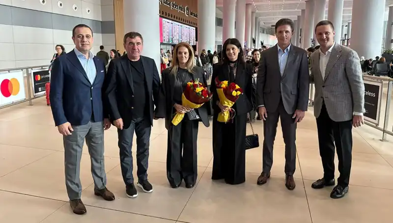 Hagi ve Popescu İstanbul'da! Futbolun Efsaneleri Hayranlarıyla Buluştu