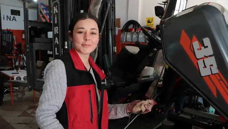 Sanayideki Tek Kadın Çalışan: Forklift Servisinde Çıraklık Yapan Melike Hanım
