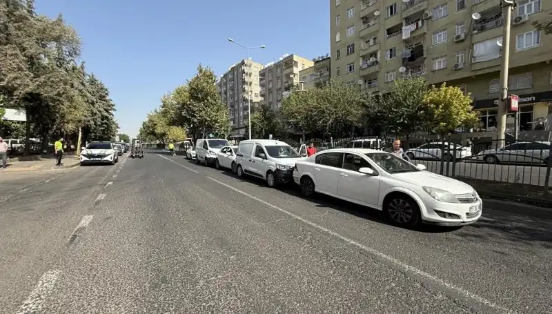 Diyarbakır'da 5 Araç Zincirleme Kazada Birbirine Girdi!