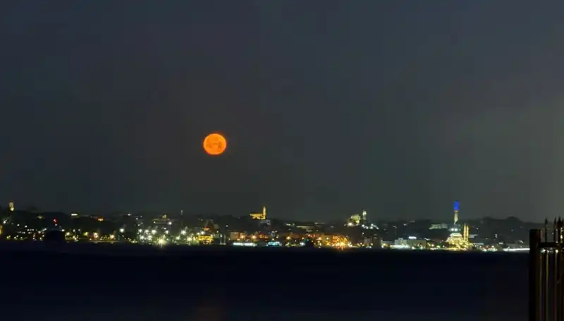 Çilek Dolunayı İstanbul'u Büyüledi: Unutulmaz Manzaralar