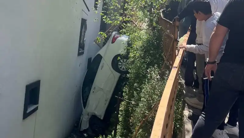 Kağıthane'de Feci Kaza: Araç Metrelerce Sürüklenerek Korku Dolu Anlar Yaşattı