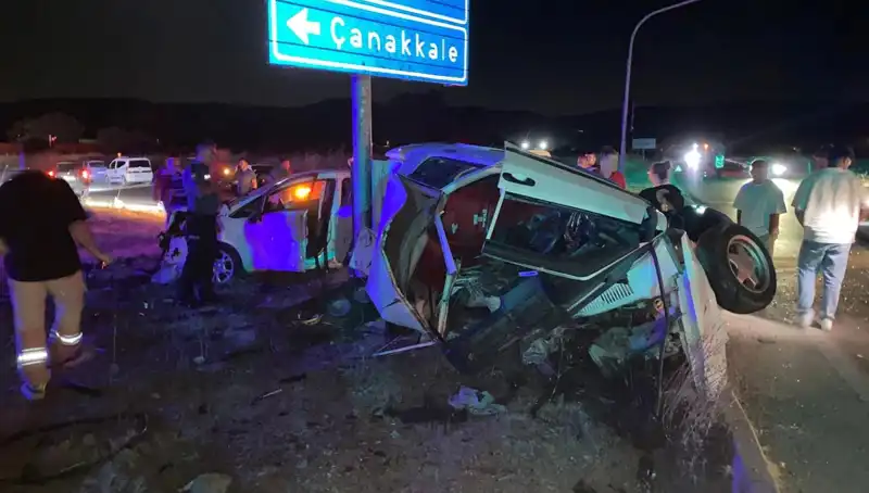 Çanakkale’de Otomobil Kazası: İki Araç Çarpıştı, Yaralılar Hastaneye Kaldırıldı