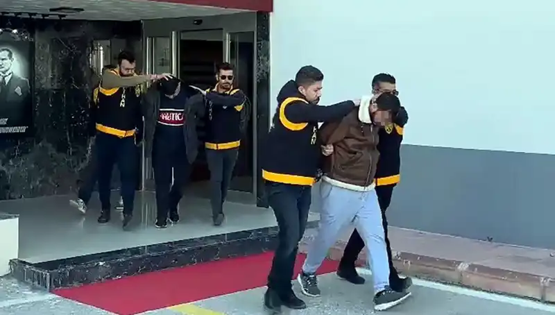 İki Şüpheli Silahla Soygun Girişiminde Bulundu: 2 Milyon Lira İstendi!