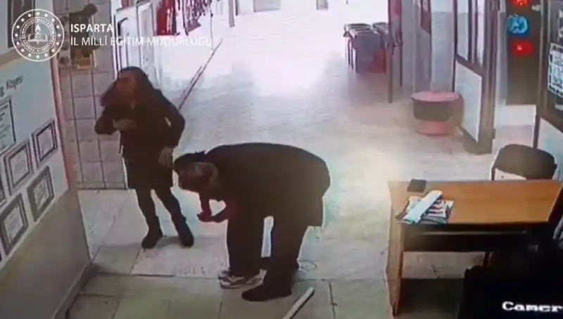 Okulda Şok An: Öğretmen Heimlich Manevrasıyla Öğrencisini Kurtardı