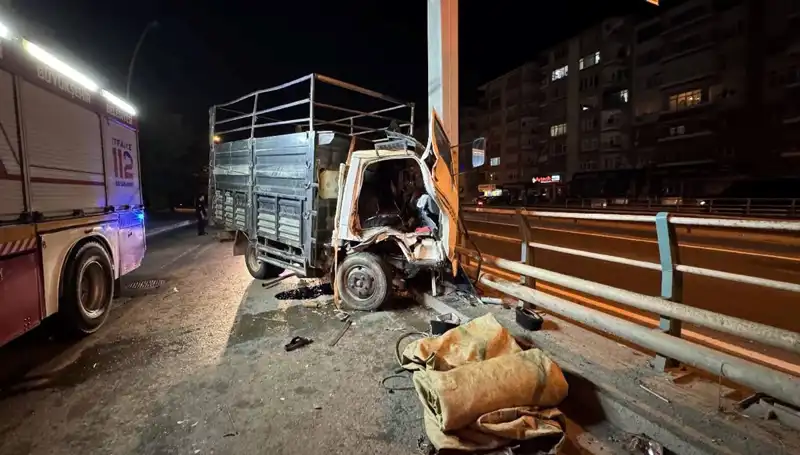 Kamyonet Yön Tabelasına Çarptı: Yaralı Sürücü Hastaneye Kaldırıldı