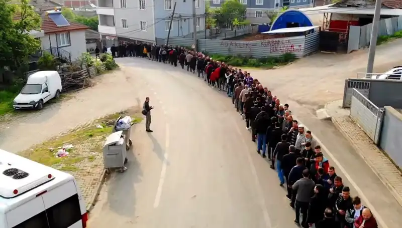 Bursa'da Bayram Geleneği: 1 Kilometrelik Kuyrukla Bayramlaşma Coşkusu