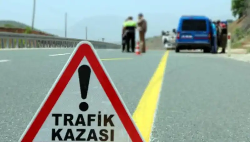 Otomobil ile Hafif Ticari Araç Çarpıştı: Sokaklar Kan Gözyaşına Boğuldu