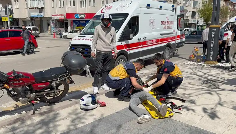 Aksaray'da Motosiklet Çarpışması: İki Kişi Yaralandı