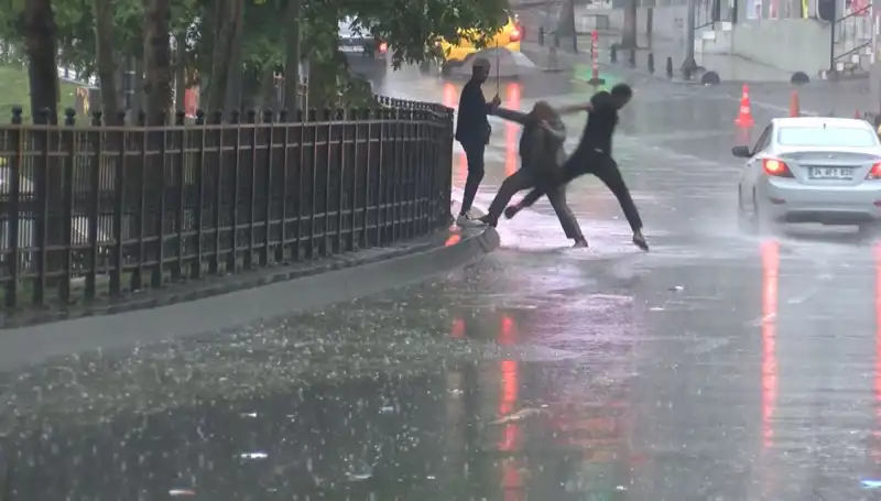 İstanbul ve İzmir için Meteorolojiden Kritik Uyarı: Turuncu Kod Alarmı!