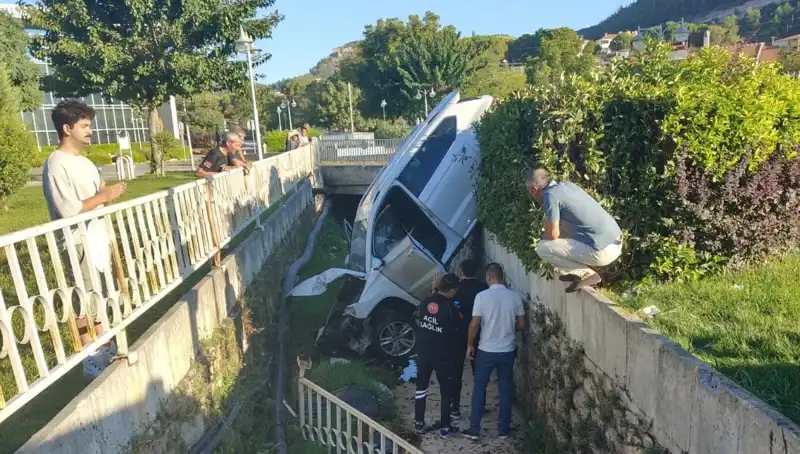 Muğla'da Direksiyon Kırdığı İçin Kaza Yapan Sürücü Şokta!