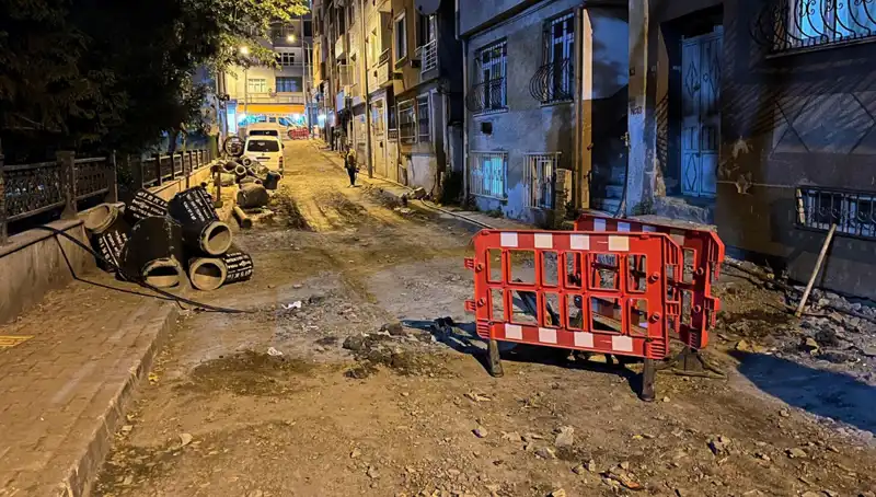 Bayrampaşa'da Sıra Dışı Kaza: Rögar Kapağı Patladı, Yol Çökmesi Tehlikesi!