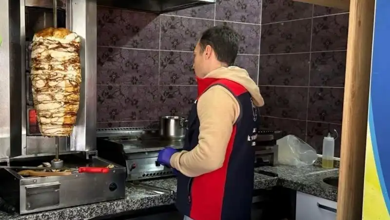 Tavuk Döner Alarmı: İşletmelere Baskınlar Sürüyor, Tüketicilerin Sağlığı Tehlikede!