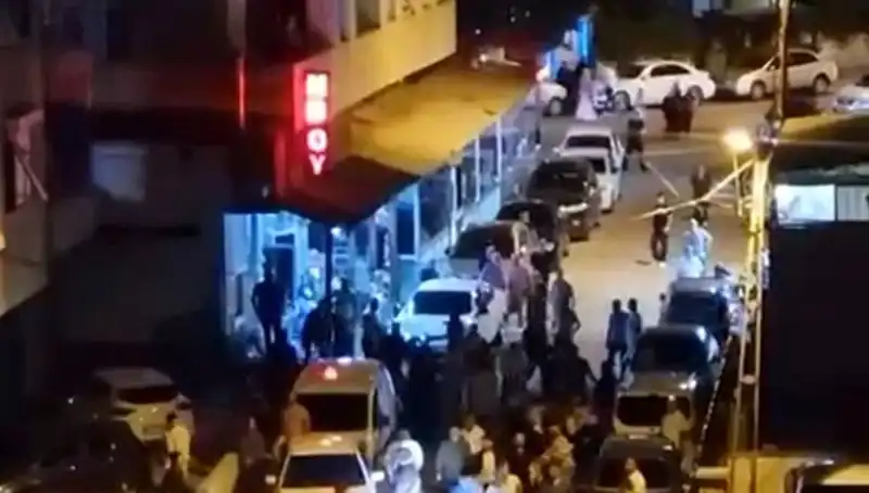 Düğün Çıkışı Kargaşası: Gelin Arabası Kalabalığın Ortasında Görüntülendi