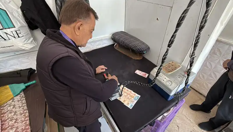 47 Yıllık Terzi Ahmet'ten Eşsiz Bir Gelenek: Tüm Paraları Ütüleme Ritüeli