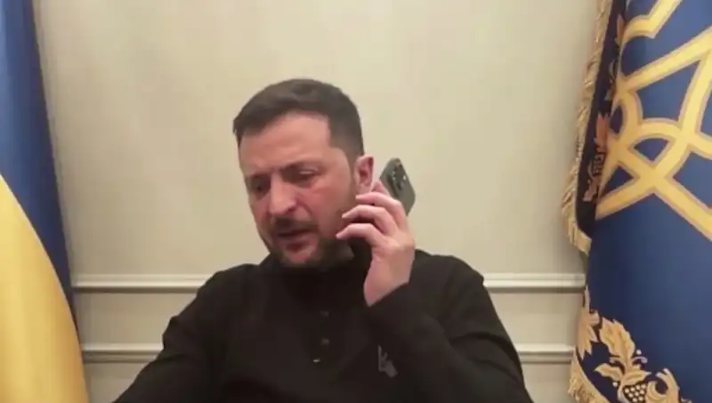 Zelenski'nin Basın Toplantısı Sırasında Macron'un O Anlık Telefonu Dikkat Çekti