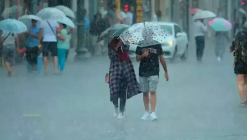 İstanbul'da Sağanak Yağış ve Yangın Bölgesinde Tehlikeli Rüzgar Uyarısı